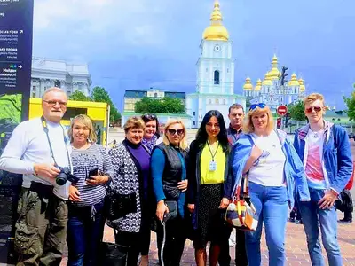 Туристи з гідом на оглядовій екскурсії центром Києва